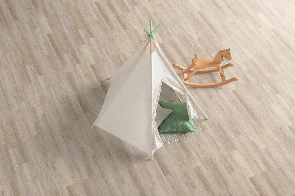 Comment bien aménager ses combles ? Teinte chêne clair