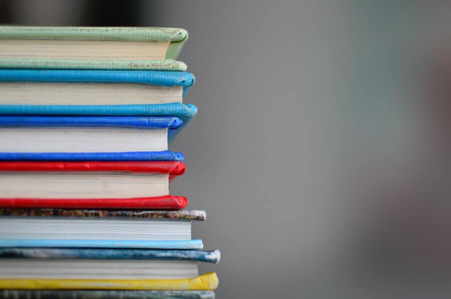 Pile de livres de plusieurs couleurs