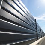 clôture contemporaine lames persiennees noires 1