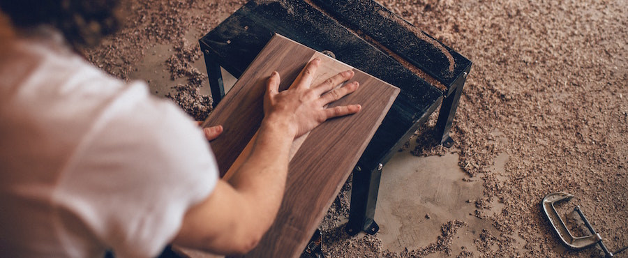 Menuisier en plein travail du bois