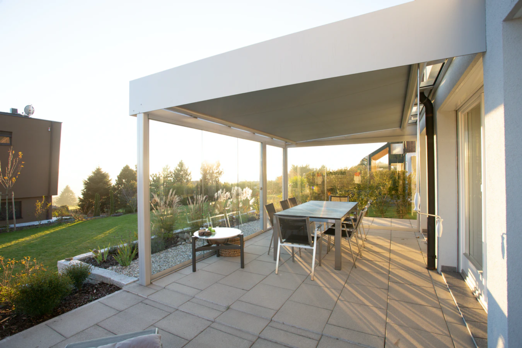 Un extérieur aménagé avec terrasse