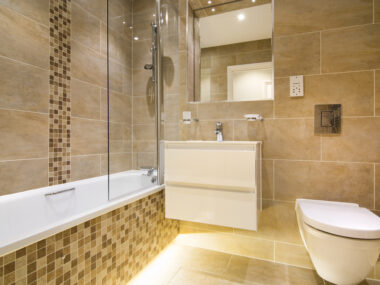 Mosaïque murale marron et beige dans salle de bain moderne