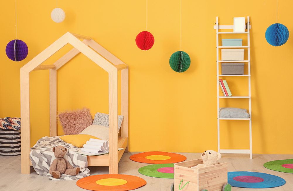 Chambre d'enfants avec murs jaunes