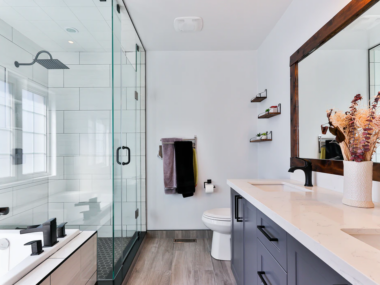 Une salle de bain équipée