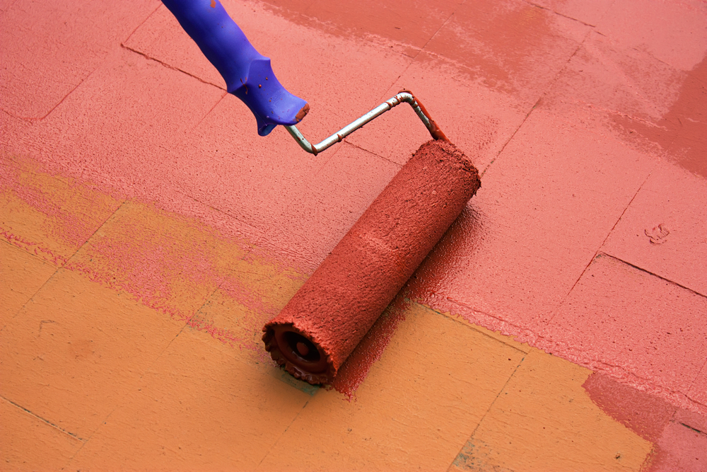 Application de peinture rouge au rouleau