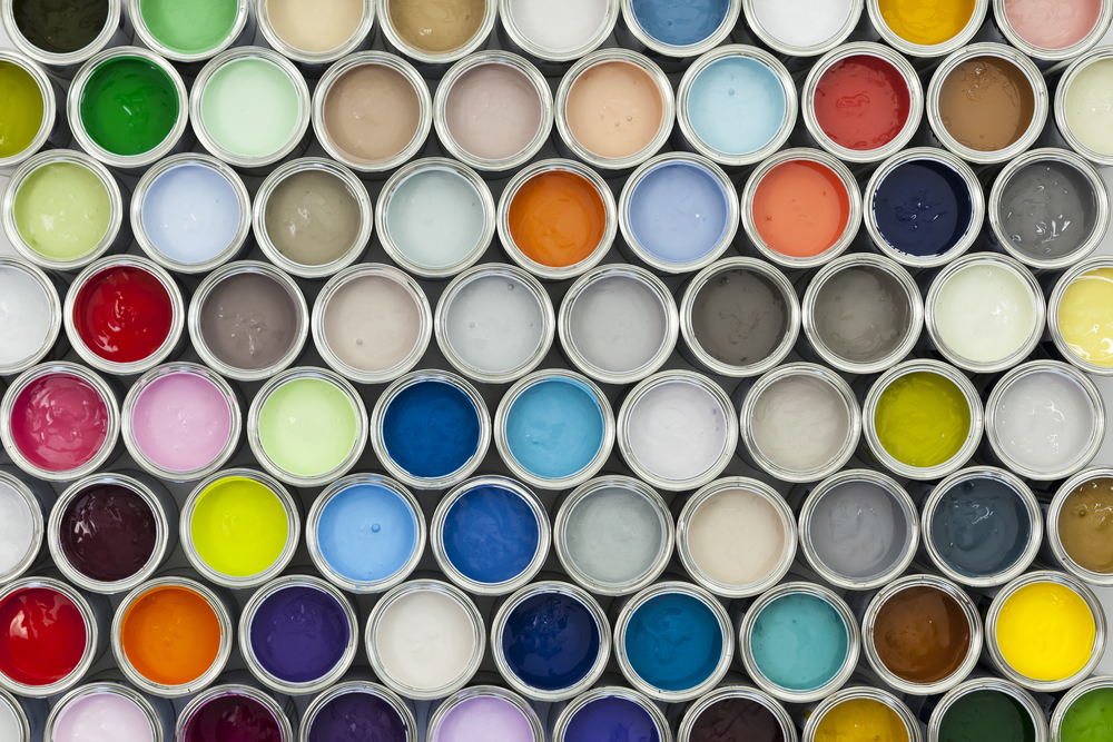 Pots de peinture de toutes les couleurs vus du dessus