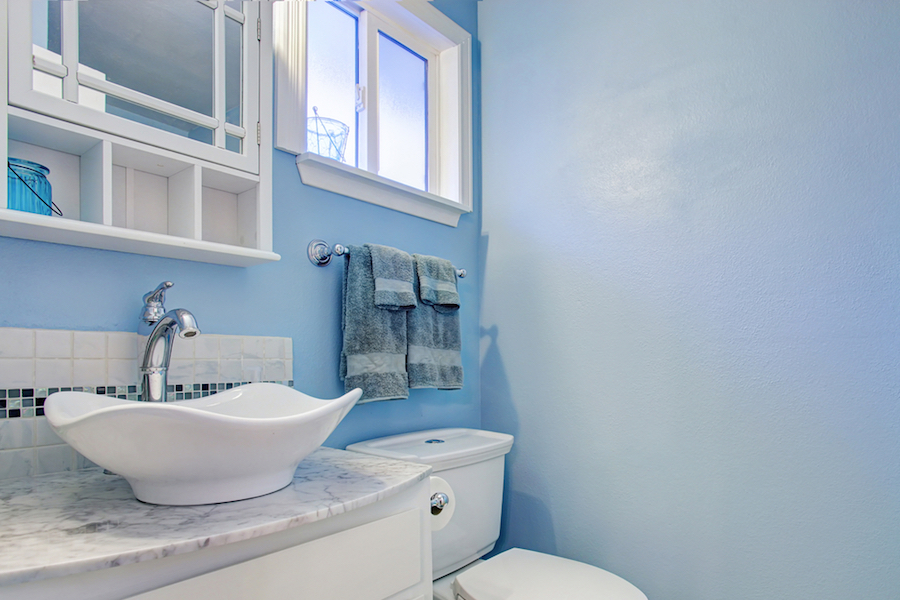 Salle de bain Feng Shui avec murs bleus