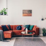 Salon Feng Shui avec canapé rouge