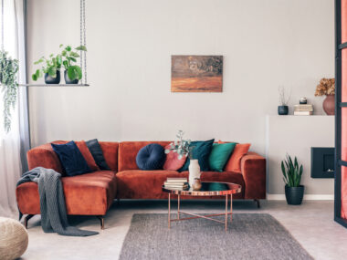 Salon Feng Shui avec canapé rouge
