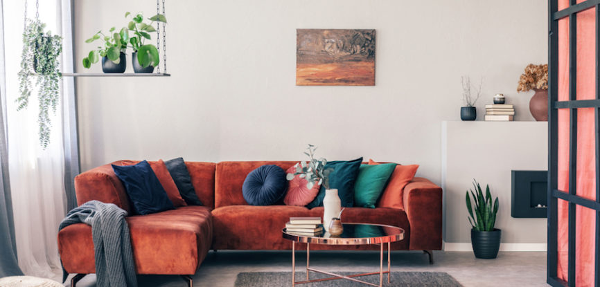 Salon Feng Shui avec canapé rouge