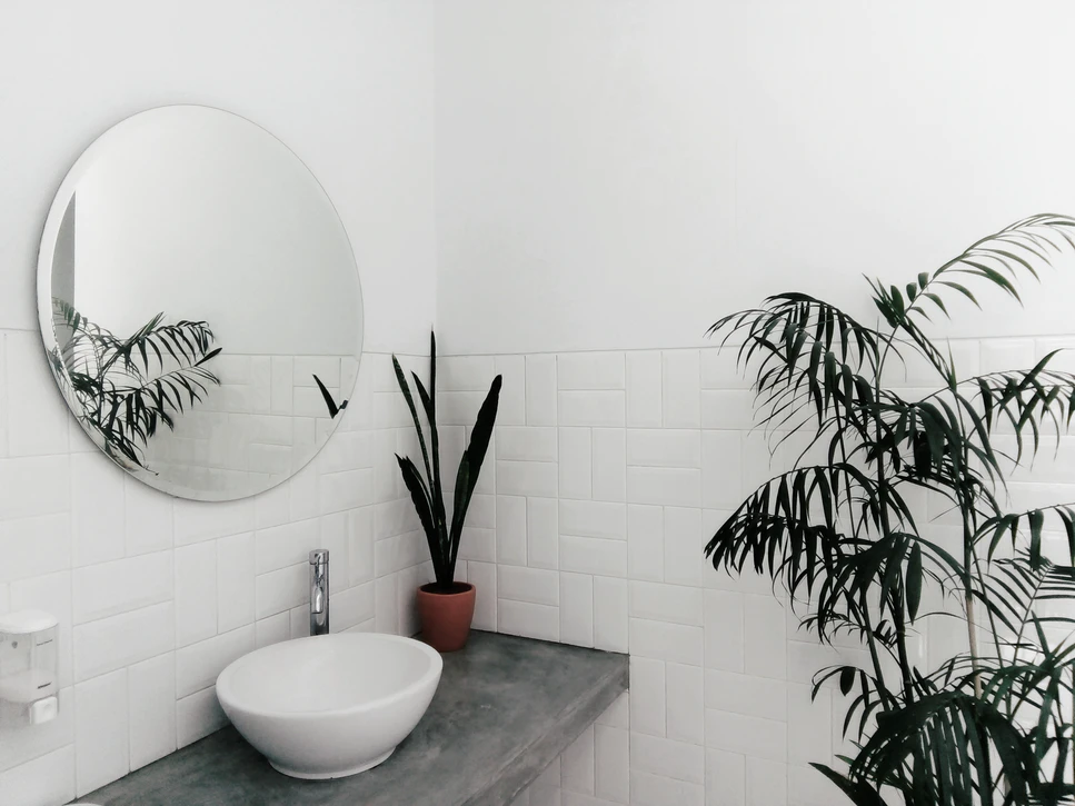 Une vasque dans une salle de bain
