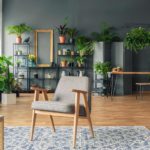 Pourquoi investir dans des plantes pour votre intérieur ? Un salon décoré avec des plantes vertes