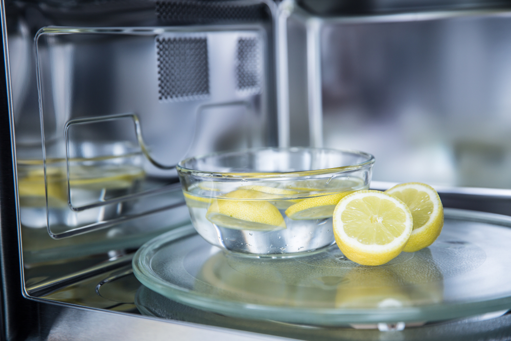 Citron dans un bol d'eau pour nettoyage micro-ondes