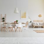 Un salon et une salle à manger bien éclairés