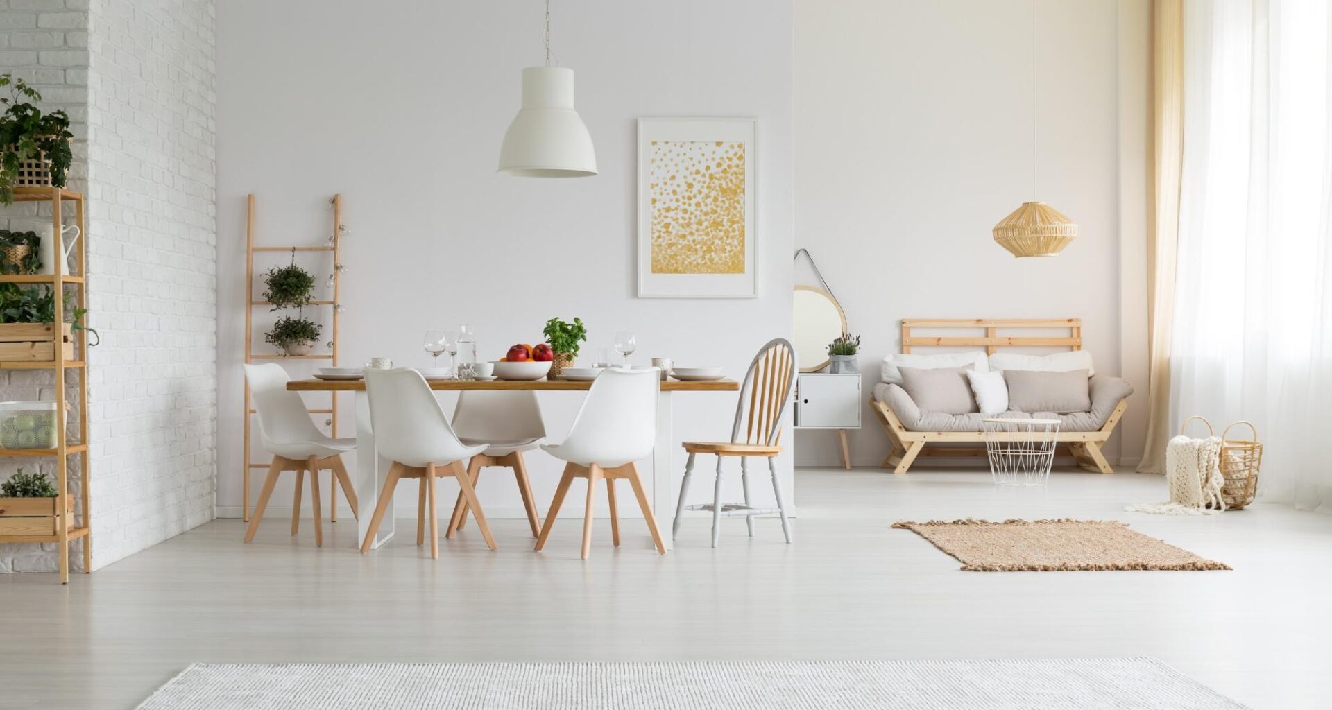 Un salon et une salle à manger bien éclairés