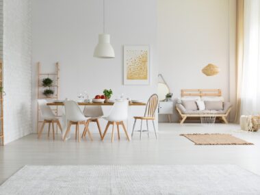 Un salon et une salle à manger bien éclairés