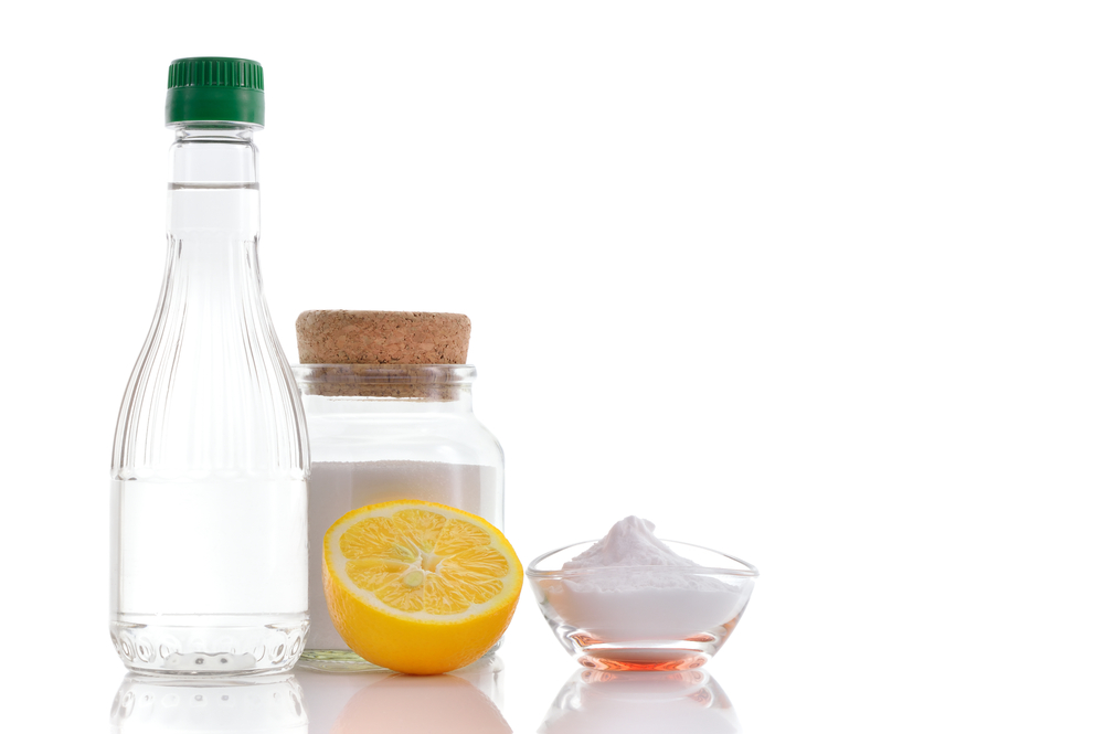 Vinaigre blanc, bicarbonate de soude, citron et sel