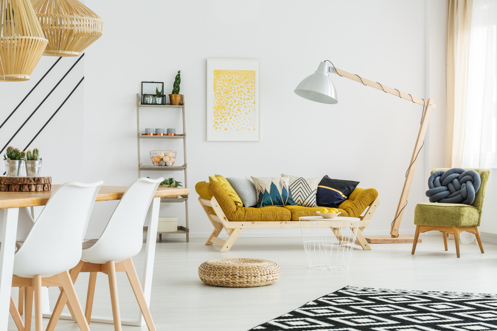 Un salon scandinave avec des touches de couleur