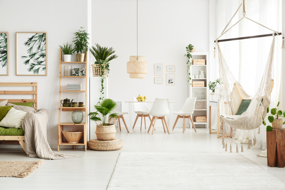 Un séjour scandinave vivant avec des plantes vertes