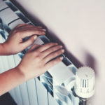 Deux mains contre un radiateur