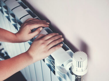 Deux mains contre un radiateur