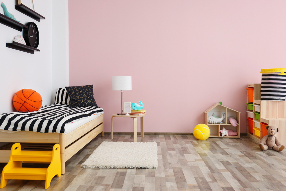 Chambre d'enfant avec mur rose pastel
