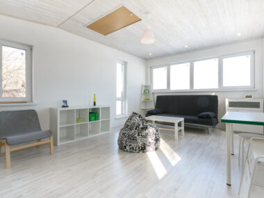 15 Salon lumineux avec sol stratifie clair et murs blancs