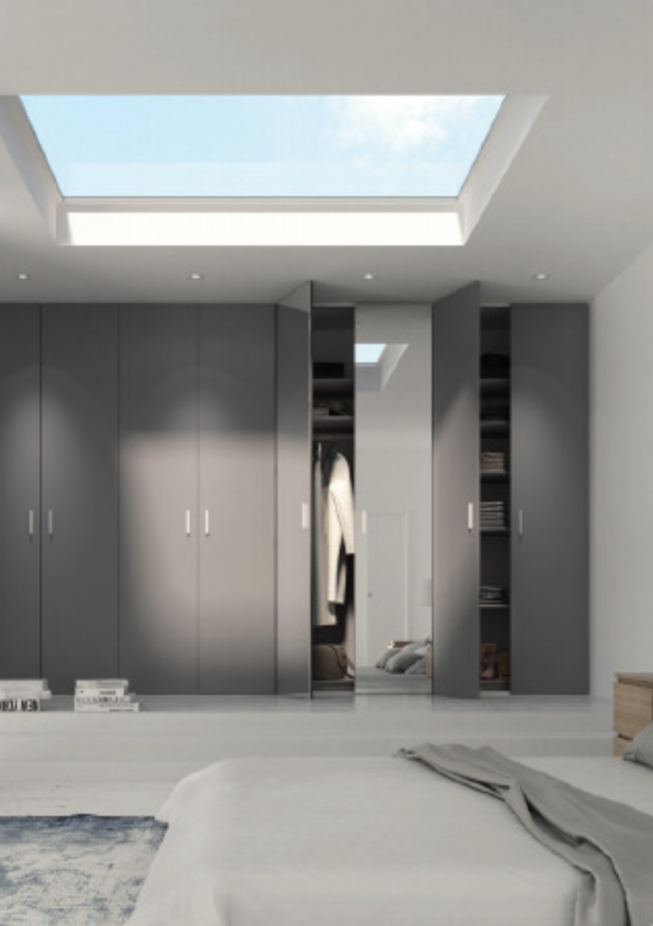 Façade de placard : portes pivotantes à 8 vantaux battants en verre laqué opaque avec miroir sur l'un d'eux