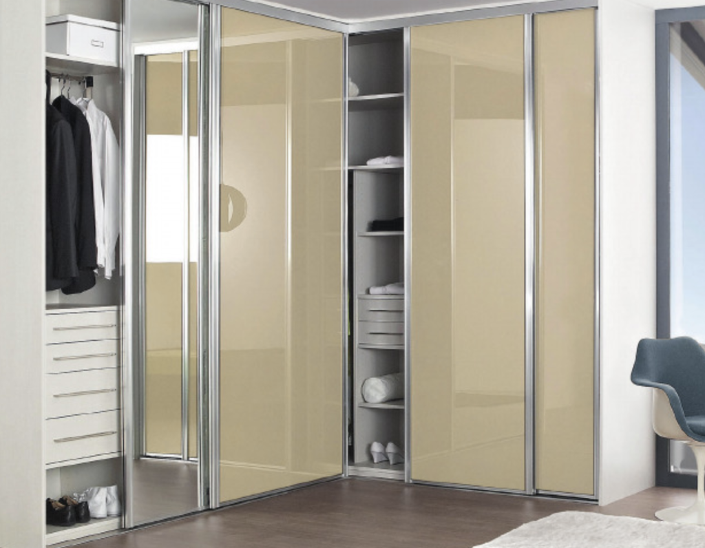 Portes coulissantes couleur moutarde pour la façade de ce placard