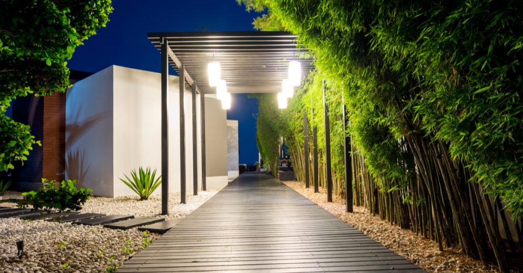 Éclairage extérieur d'une allée de jardin avec lattes en bois