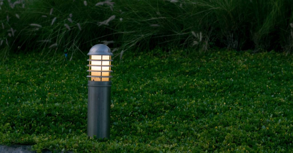 Borne lumineuse jardin pour vous éclairer une fois la nuit venue