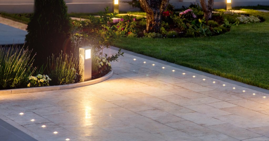 Éclairage extérieur jardin avec bornes lumineuses au sol