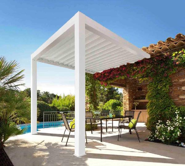 Pergola ou parasol : voici notre pergola bioclimatique adossée