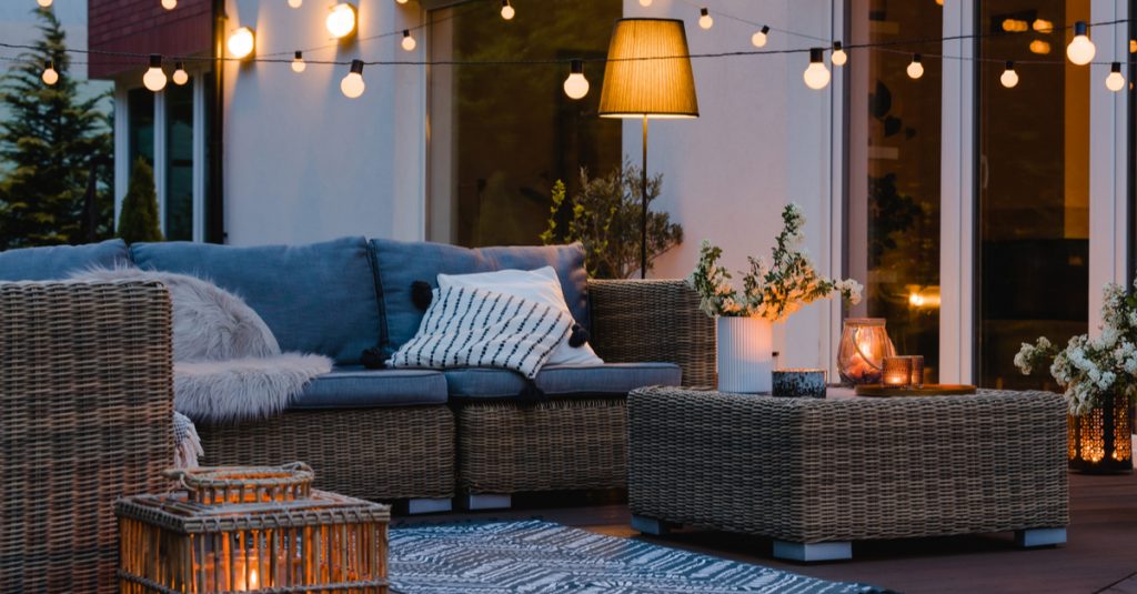 Éclairage extérieur pour salon de jardin ambiance cosy avec multiples sources de lumière