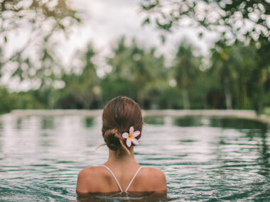 Femme se baignant dans une piscine naturelle