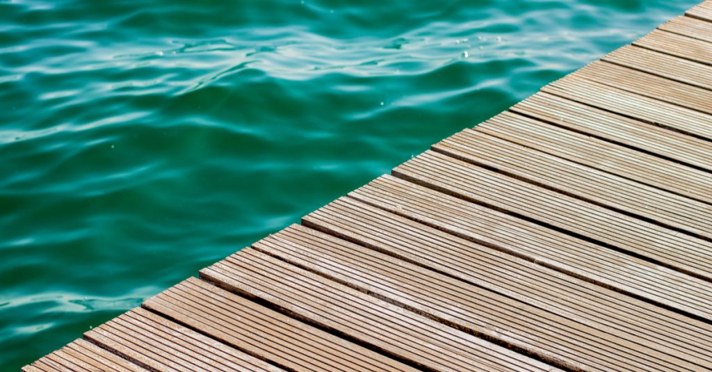Gros plan sur piscine naturelle avec parquet