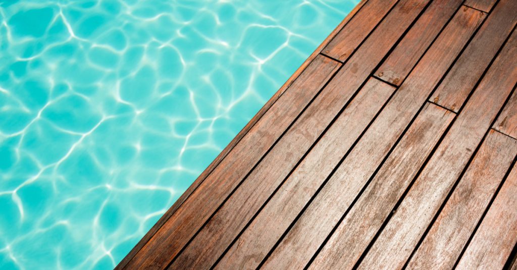 Gros plan sur piscine traditionnelle avec parquet