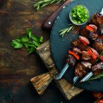 Barbecue ou plancha : 5 éléments de comparaison pour choisir Brochettes de viande grillées à la plancha