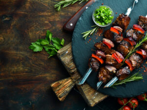 Brochettes de viande grillées à la plancha