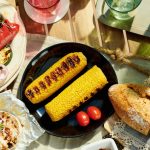 Table de pique-nique d'été avec plein d'aliments et de boissons