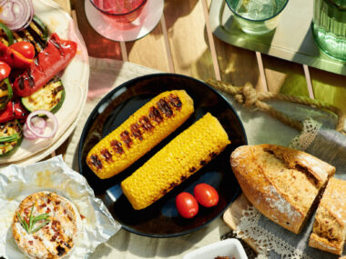Table de pique-nique d'été avec plein d'aliments et de boissons