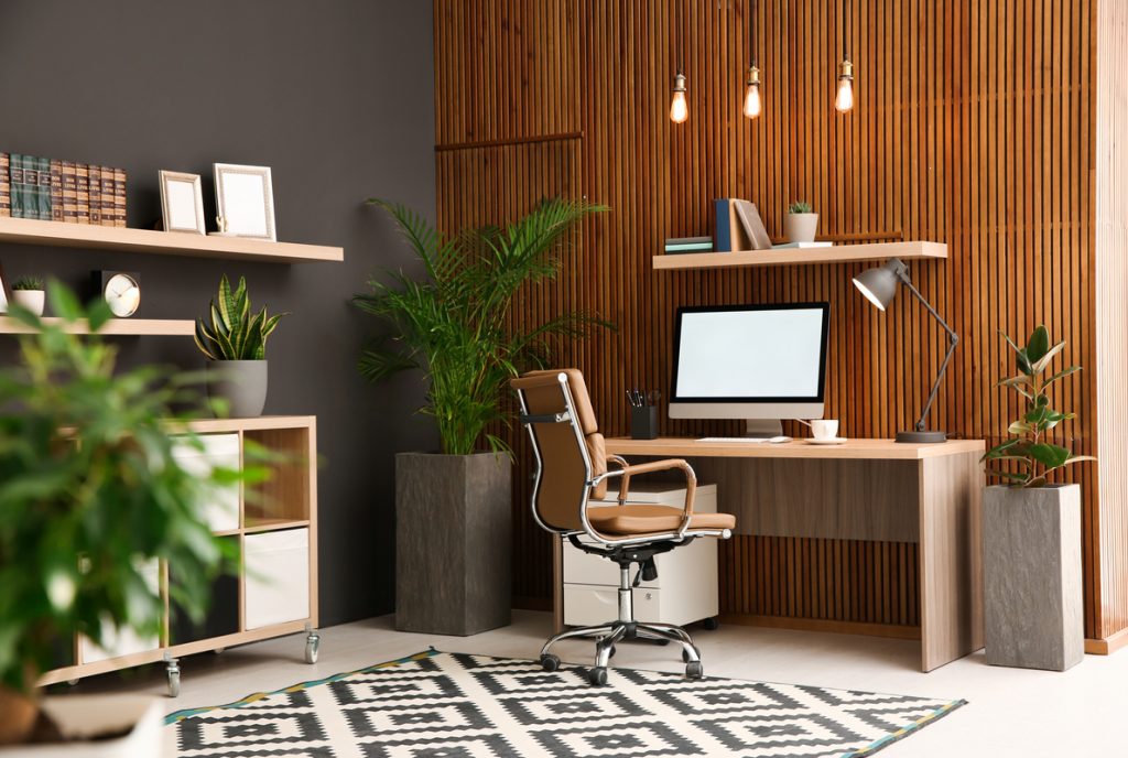 Espace de télétravail avec plantes et décoration bois stylée