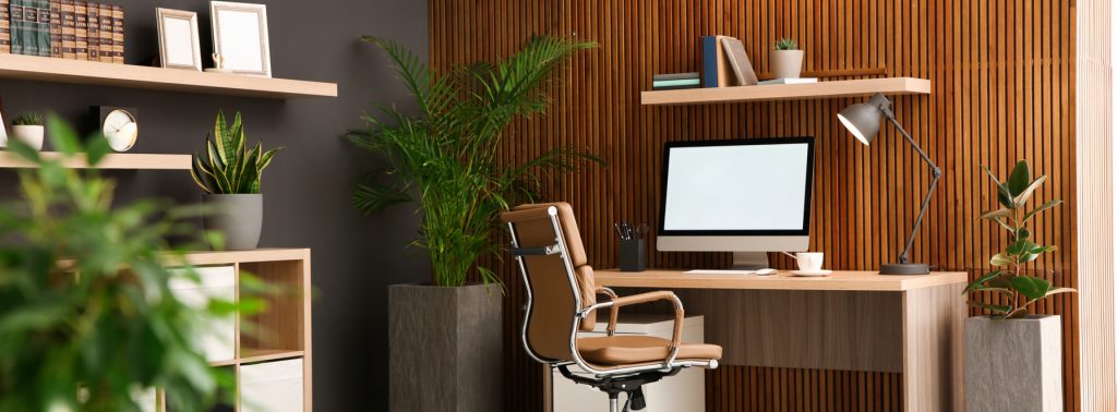 Bureau de télétravail avec plantes vertes photo de couverture