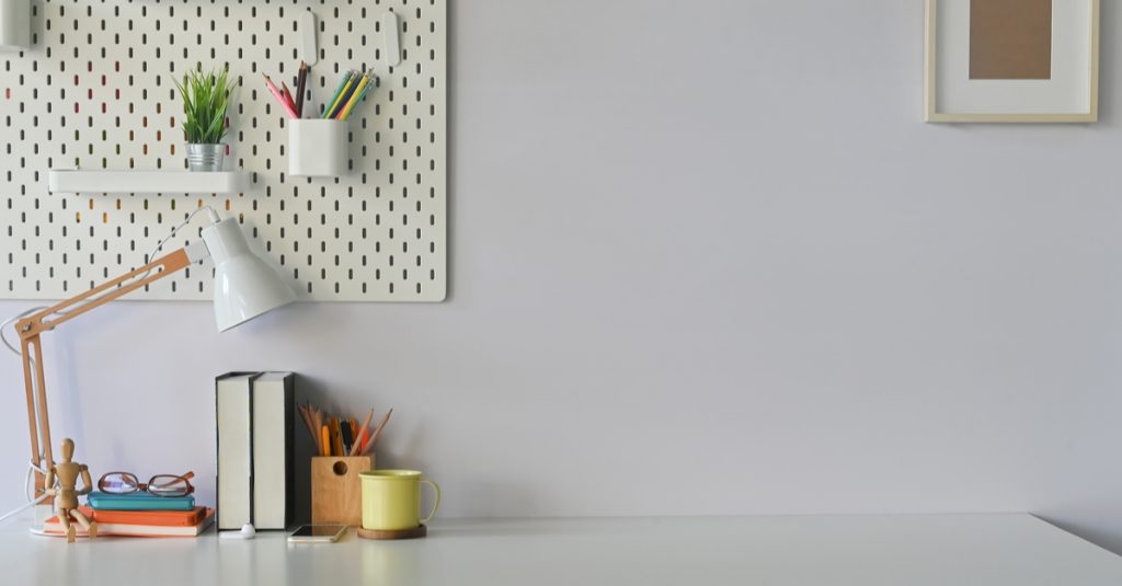 Décoration de bureau de télétravail avec des objets colorés