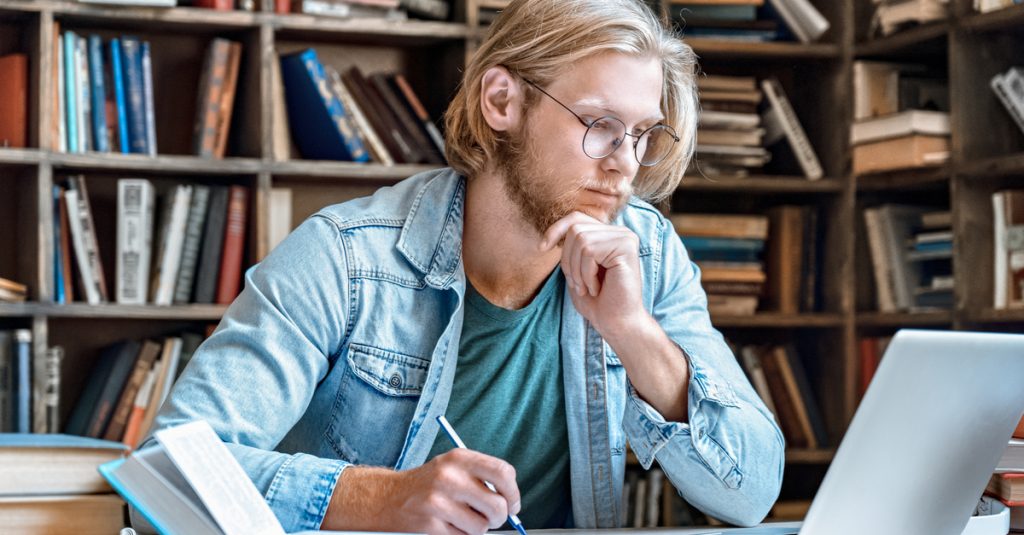 Étudiant concentré sur ses révisions