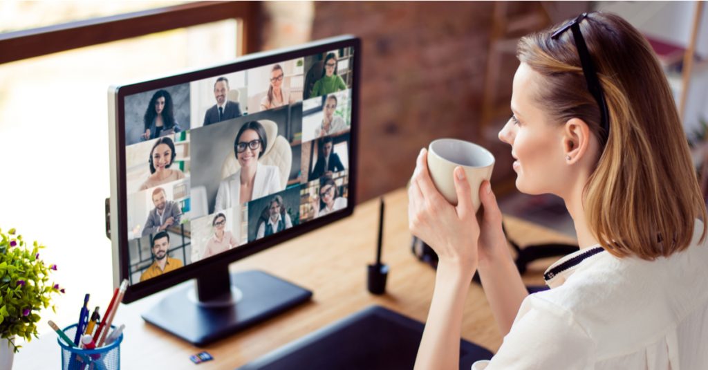 Télétravail : femme en visioconférence avec ses collègues