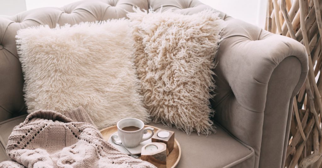 Coussins en fourrure sur canapé