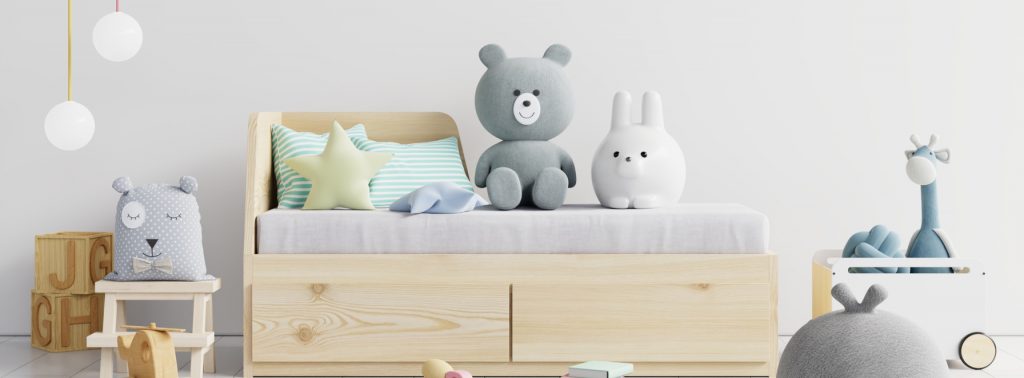 Chambre d’enfant avec peluches et accessoires sur banquette lit