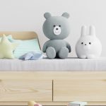 Chambre d’enfant avec peluches et accessoires sur banquette lit
