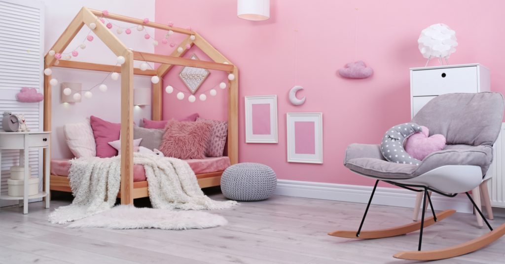 Lit d’enfant style cabane dans chambre de petite fille